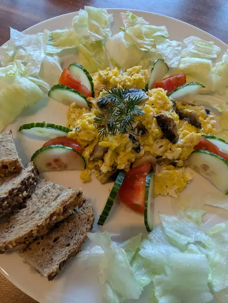 Sağlıklı kahvaltı için çırpılmış yumurta ve ekmek.