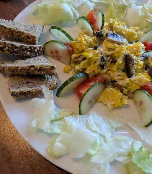 Sağlıklı kahvaltı için çırpılmış yumurta ve ekmek.