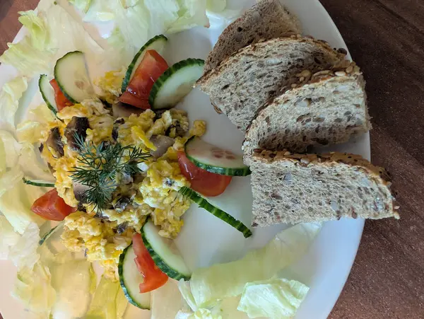 Sağlıklı kahvaltı için çırpılmış yumurta ve ekmek.