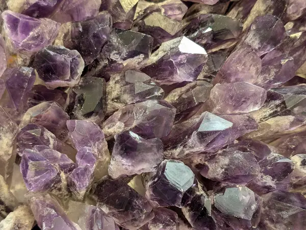 Çok güzel bir arkaplan olarak ametist mineral dokusu