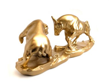 Beyaz arka planda izole edilmiş hissenin sembolü olarak altın boğa ve ayı