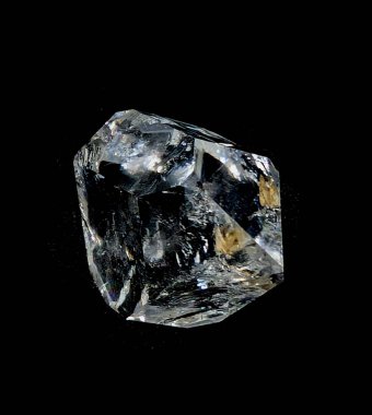 Siyah arkaplanda izole edilmiş herkimed elmas minerali