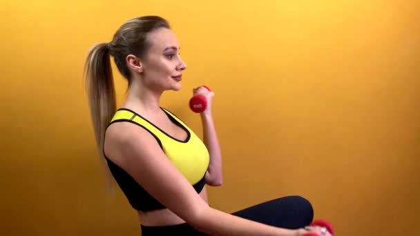 Nahaufnahme Mit Einem Kopierraum Einer Schönen Kaukasischen Dame Die Übungen — Stockvideo