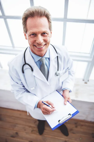 Kameraya Bakarak Gülümseyen Yakışıklı Orta Yaşlı Doktor Beyaz Tıbbi Paltolu — Stok fotoğraf