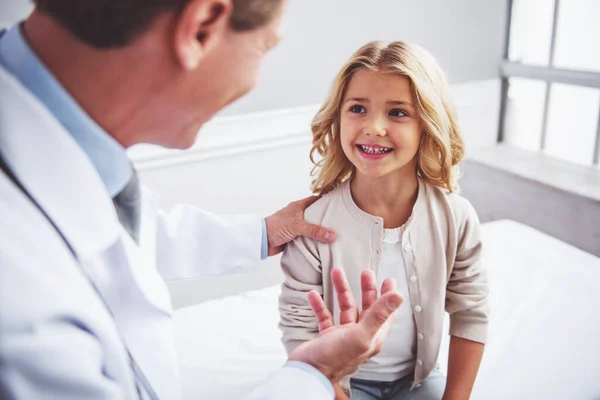 Linda Niña Está Escuchando Pediatra Sonriendo Sentado Oficina Médicos —  Fotos de Stock