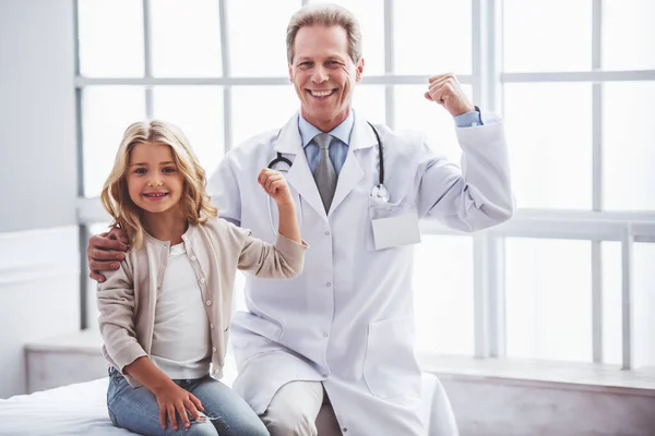 Linda Niña Apuesto Pediatra Mediana Edad Están Mostrando Sus Bíceps —  Fotos de Stock