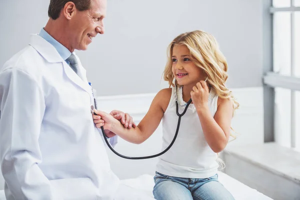 Aranyos Kislány Hangzású Gyermekorvos Tüdő Mindkettő Mosolyog Orvosok Hivatal — Stock Fotó