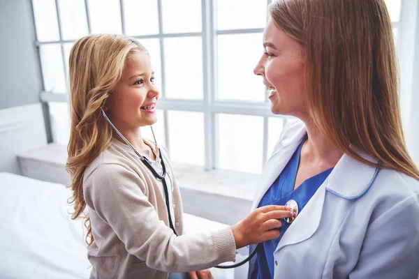 Una Linda Niña Está Sonando Pulmones Pediatra Joven Ambos Sonríen — Foto de Stock
