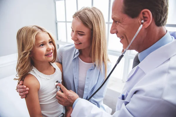 Handsome Middle Aged Pediatrician Sounding Little Girl Lungs Cute Girl — Stock Photo, Image