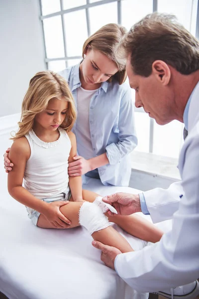 Little Girl Her Beautiful Mother Doctors Handsome Middle Aged Pediatrician — Stock Photo, Image