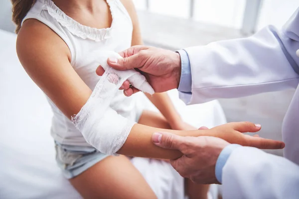 Schöner Kinderarzt Mittleren Alters Legt Einen Verband Auf Den Arm — Stockfoto