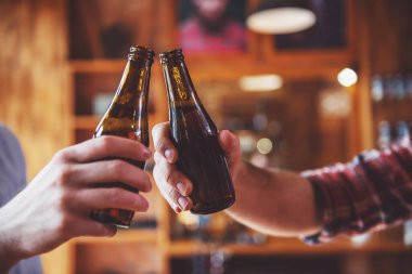 İki adamın bira sayaç modern kentsel cafe bar, otururken birlikte demir Resim kırpılmış