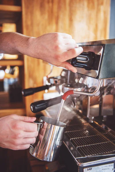 Oříznutí Obrazu Mladých Barista Kávu Pomocí Moderní Kávovar Městské Kavárně — Stock fotografie