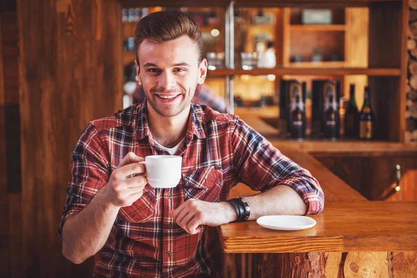 Yakışıklı Genç Kahve Içme Kameraya Bakıyor Gülümseyen Sayaç Modern Kentsel — Stok fotoğraf