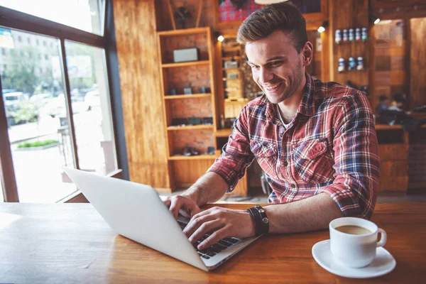Bonito Jovem Empresário Está Usando Laptop Sorrindo Sentado Balcão Bar — Fotografia de Stock