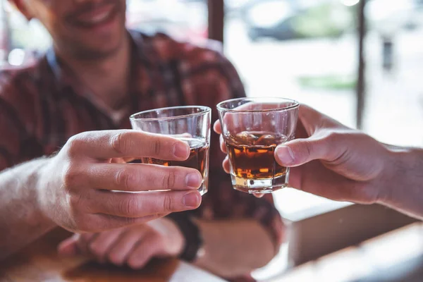 Beskuren Bild Två Män Klingande Glasögon Alkoholhaltig Dryck Tillsammans När — Stockfoto
