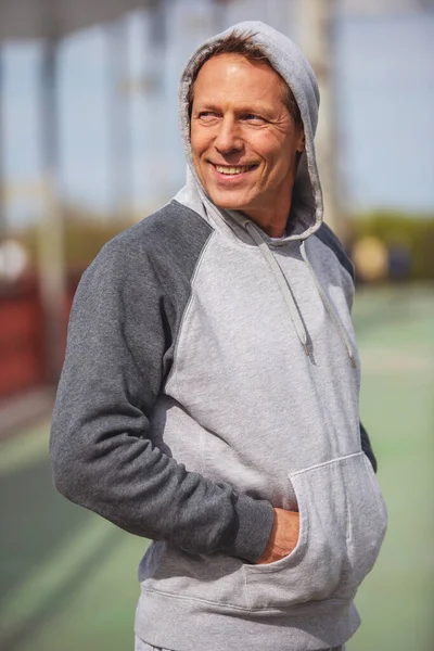 スポーツ制服よそ見や朝のジョギング中に笑顔でハンサムな中間の肖像老人 — ストック写真