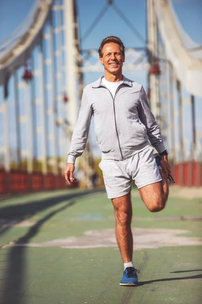 Stilig Mellersta Åldern Man Sport Enhetlig Uppvärmning Stretching Benen Och — Stockfoto