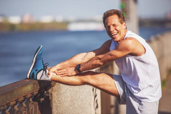 Yakışıklı Orta Yaşlı Adam Spor Tekdüzen Köprüye Yaslanmış Sabah Çalıştırmak — Stok fotoğraf