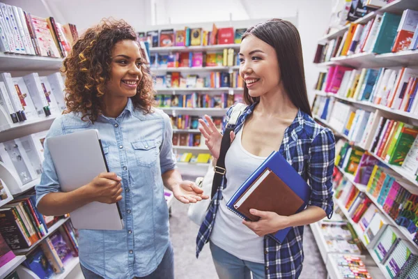 Aantrekkelijke Vrouwelijke Studenten Houden Boeken Praten Glimlachen Terwijl Boekhandel Staan — Stockfoto