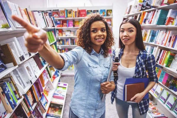 Aantrekkelijke Vrouwelijke Studenten Glimlachen Tijdens Het Kiezen Van Boeken Boekwinkel — Stockfoto