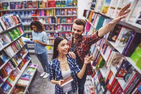 Attractive Girl Smiling Asking Handsome Guy Take Book Upper Shelf — Stock Photo, Image
