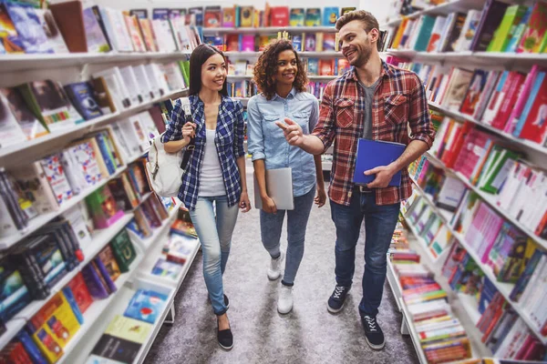 Attractive Girls Guy Talking Smiling While Choosing Book Bookshop — Stock Photo, Image