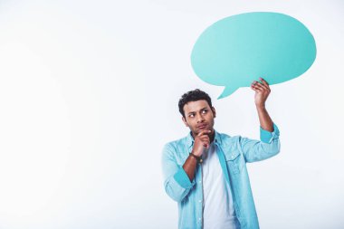 Yakışıklı dalgın genç Afro Amerikan konuşma balonu tutuyor, uzağa bakıyor ve düşünüyor, beyaz arka plan üzerinde izole