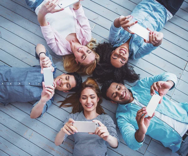 Top View Young People Different Nationalities Using Smartphones Smiling While — Stock Photo, Image