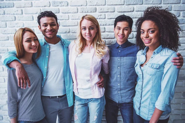 Hermosos Jóvenes Diferentes Nacionalidades Están Mirando Cámara Sonriendo Pie Contra — Foto de Stock