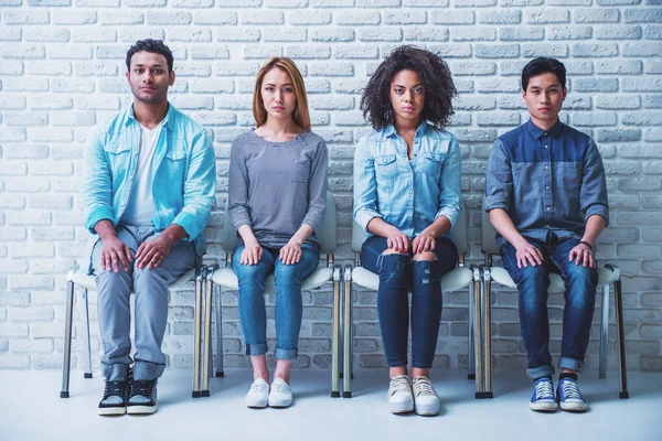 Jóvenes Diferentes Nacionalidades Están Mirando Cámara Mientras Están Sentados Con — Foto de Stock