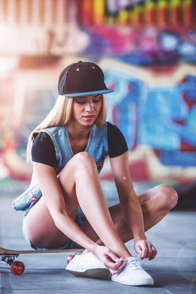Beautiful Blonde Girl Cap Lacing Her Shoes While Sitting Her — Stock Photo, Image