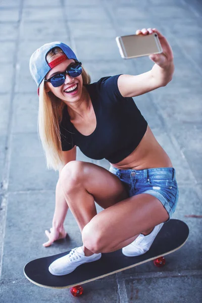Hermosa Chica Rubia Gafas Gorra Está Haciendo Selfie Usando Teléfono — Foto de Stock