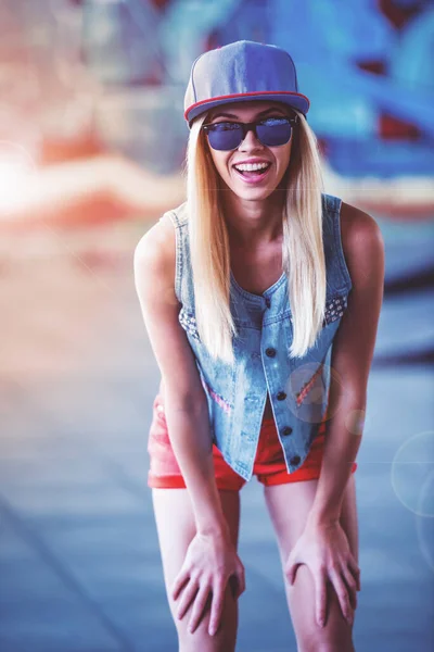 Retrato Una Hermosa Chica Rubia Con Gafas Gorra Apoyada Sus — Foto de Stock