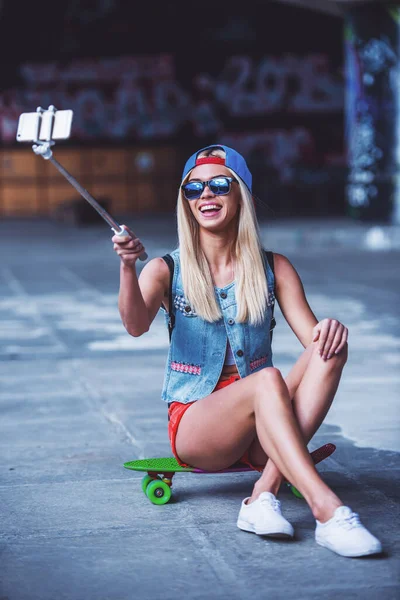 Piękna Blondynka Czapkę Okulary Robi Selfie Pomocą Smart Telefonu Uśmiechając — Zdjęcie stockowe