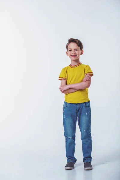 Komik Küçük Çocuk Kameraya Bakıyor Beyaz Bir Arka Plan Üzerinde — Stok fotoğraf