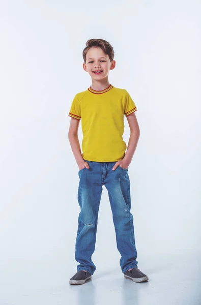 Portrét Vtipného Chlapce Jak Dívá Kameru Usmívá Když Stojí Rukama — Stock fotografie