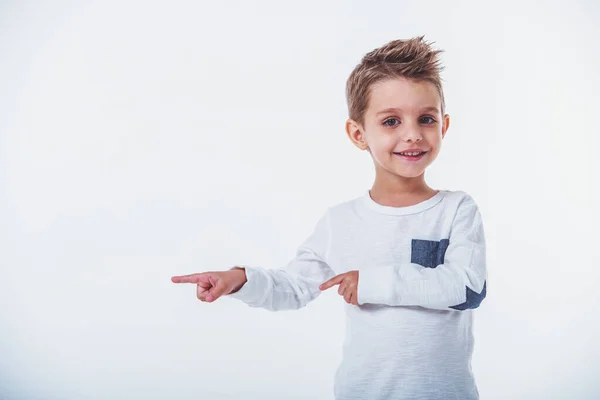 Милий Маленький Хлопчик Стильному Одязі Вказує Геть Дивлячись Усміхаючись Ізольований — стокове фото