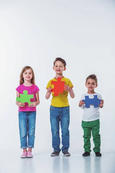 Volledige Lengte Portret Van Schattige Kleine Kinderen Casual Kleding Houden — Stockfoto