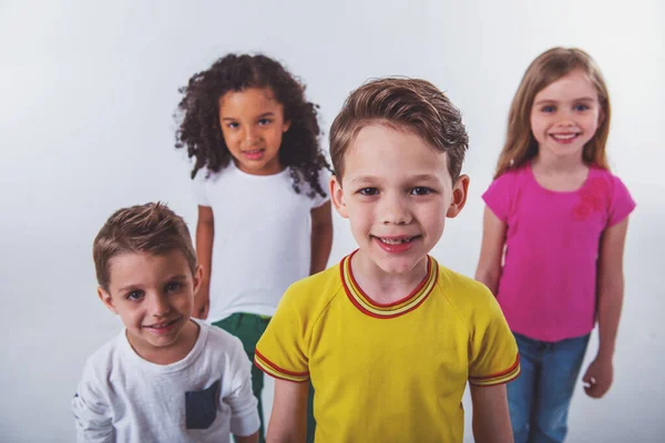 Söta Små Barn Tittar Kamera Och Leende Pojkar Förgrunden Isolerade — Stockfoto