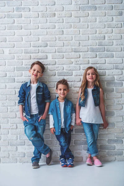 Retrato Comprimento Total Crianças Bonitos Roupas Jeans Elegantes Olhando Para — Fotografia de Stock