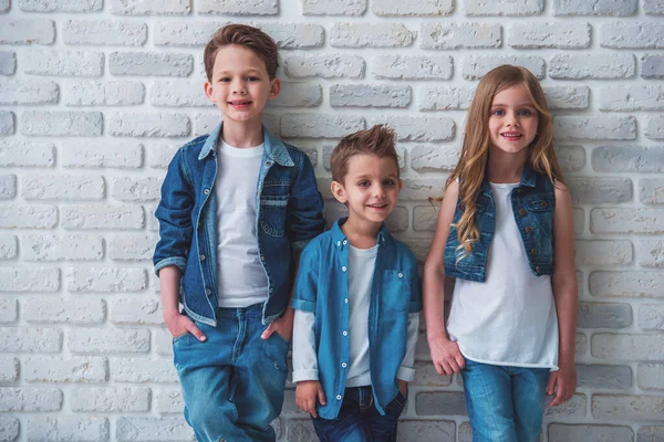 Schattige Kleine Kinderen Stijlvolle Jeans Kleren Kijken Naar Camera Glimlachend — Stockfoto