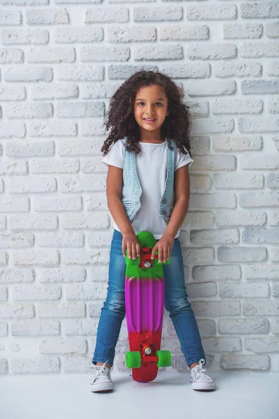Hübsches Kleines Afroamerikanisches Mädchen Blickt Die Kamera Und Lächelt Steht — Stockfoto
