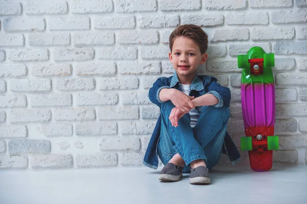 Κομψό Μικρό Αγόρι Τζιν Ρούχα Κοιτάζει Την Κάμερα Και Χαμογελά — Φωτογραφία Αρχείου