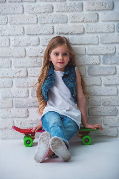 Menina Bonito Está Olhando Para Câmera Sorrindo Sentado Seu Skate — Fotografia de Stock