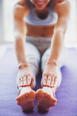 Bir yoga mat üzerinde uzanan spor giyim güzel genç kadın Resim kırpılmış