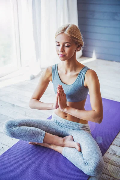Beautiful Young Woman Sportswear Meditating While Sitting Lotus Pose Yoga — Stock Photo, Image