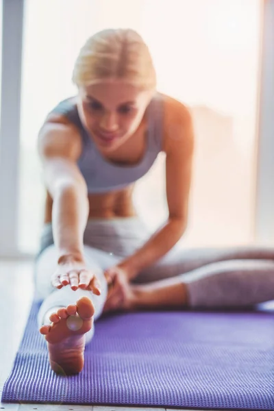Schöne Junge Frau Sportbekleidung Dehnt Sich Auf Einer Yogamatte Der — Stockfoto