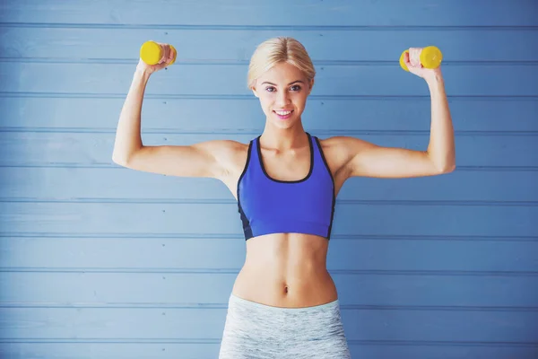 Portrait Beautiful Young Woman Sports Wear Holding Dumbbells Looking Camera — Stock Photo, Image