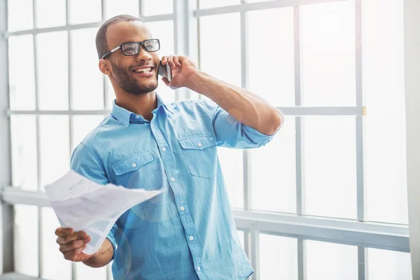 Красивый Афро Американский Бизнесмен Повседневной Одежде Очках Разговаривает Мобильному Телефону — стоковое фото